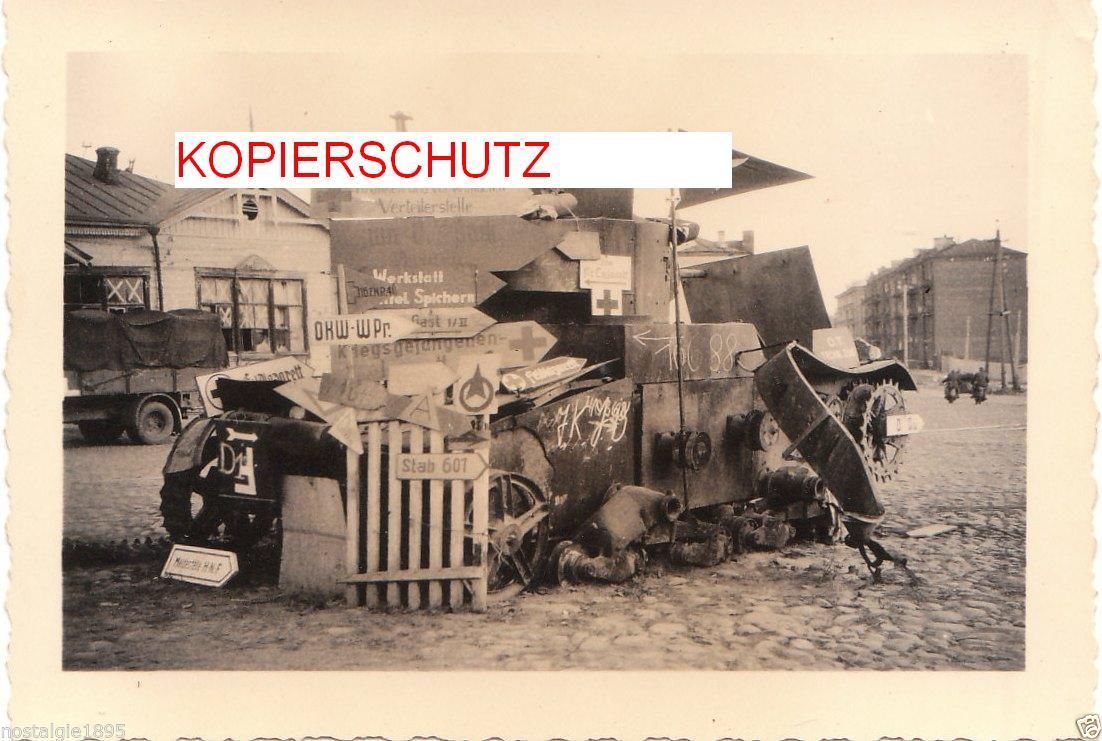 Foto Smolensk Molotowplatz, Panzer mit Wehrmachts-Richtungszeichen.JPG