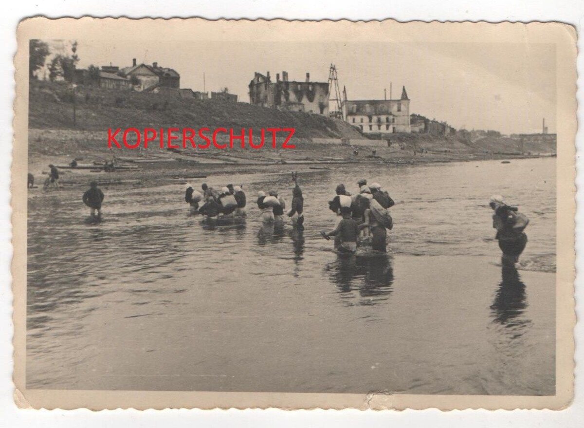 WW2 russische Bevölkerung flüchtet über Fluß Smolensk.JPG
