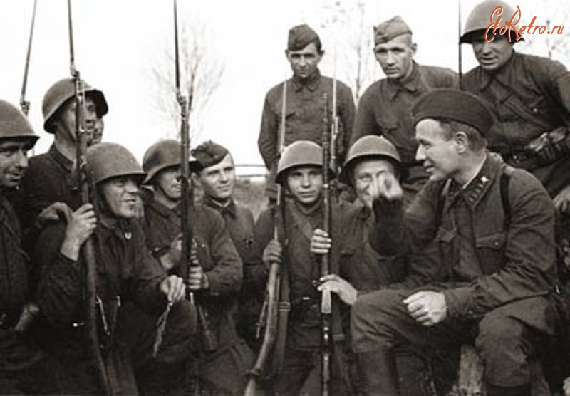 16 июля 1941 г. Писатель М.И. Шолохов среди новобранцев в р-не Соловьёвой переправы.jpg