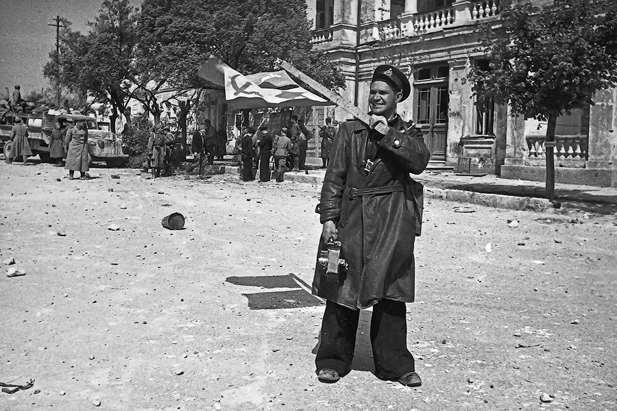 Евгений-Халдей-в-Севастополе-май-1944.jpg