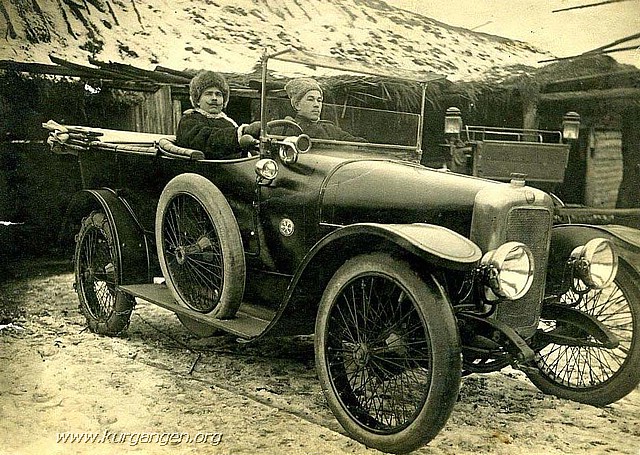 05_Юго-западный_фронт__В_легковом_автомобиле__1916г_.jpg