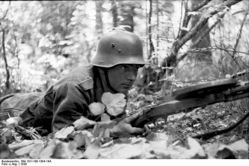 +Bundesarchiv_Bild_101I-198-1394-14A_Russland_Soldat_mit_MG_im_Wald.jpg