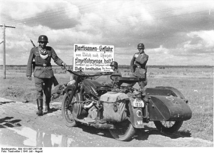 91772910_Bundesarchiv_Bild_101I007247706_Russland_Milit_228rpolizei_in_Partisanengebiet.jpg