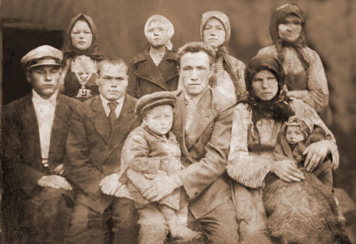Copy of Анатолий Чебанов_семья Чебановых и жители села_сепия.jpg