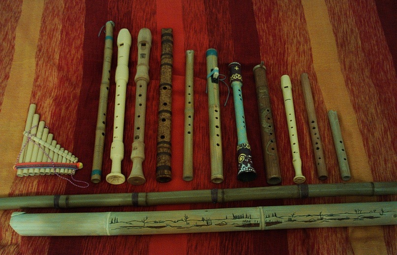 Первые музыкальные инструменты в истории. Дудка флейта Свирель. Древняя Свирель. Свирель это древний музыкальный инструмент. Поперечная флейта древнего Египта.