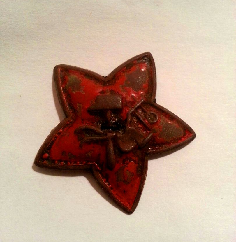 Плуг и молот на кокарде ркка образца 1918 года