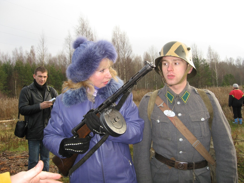1Ленка с автоматом Суоми.JPG
