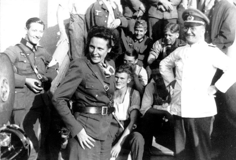 Bundesarchiv_Bild_146-2004-0022,_Polen,_Truppenbesuch_von_Leni_Riefenstahl.jpg