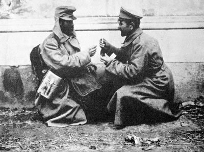 Pervaya_mirovaya_voyna_Obmen_papirosami.jpg