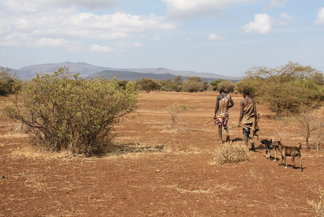 Hadazbe_returning_from_hunt.jpg