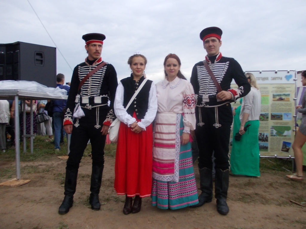 Ай да бравые ребятки подкатили к барышням.JPG
