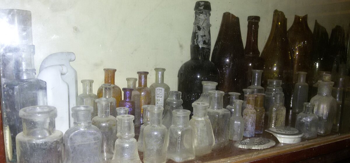 Стеклянные бутылки коллекционные. Стеклянные бутылочки старинные. Старинное стекло Европы. Стеклянные флакончики 17-18 века.