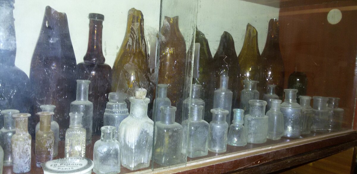Бутылки пузырьки. Стеклянные бутылочки старинные. Стеклянный старинная. Старинные бутылки из стекла. Древние стеклянные бутылки.