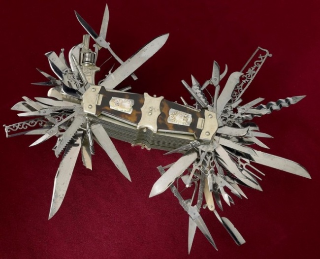 1689755-R3L8T8D-650-John-Hollers-100-function-Multi-tool-1880-01-685x555.jpg