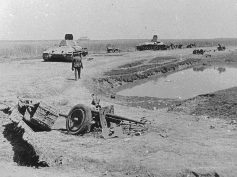найи_Т-34-76 и 37мм ПаК_Львов.обл-Лешнев.JPG