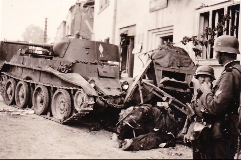 найи_БТ-7 и ганс-телега.Немиров-24.06.41-здание амбулатор.JPG