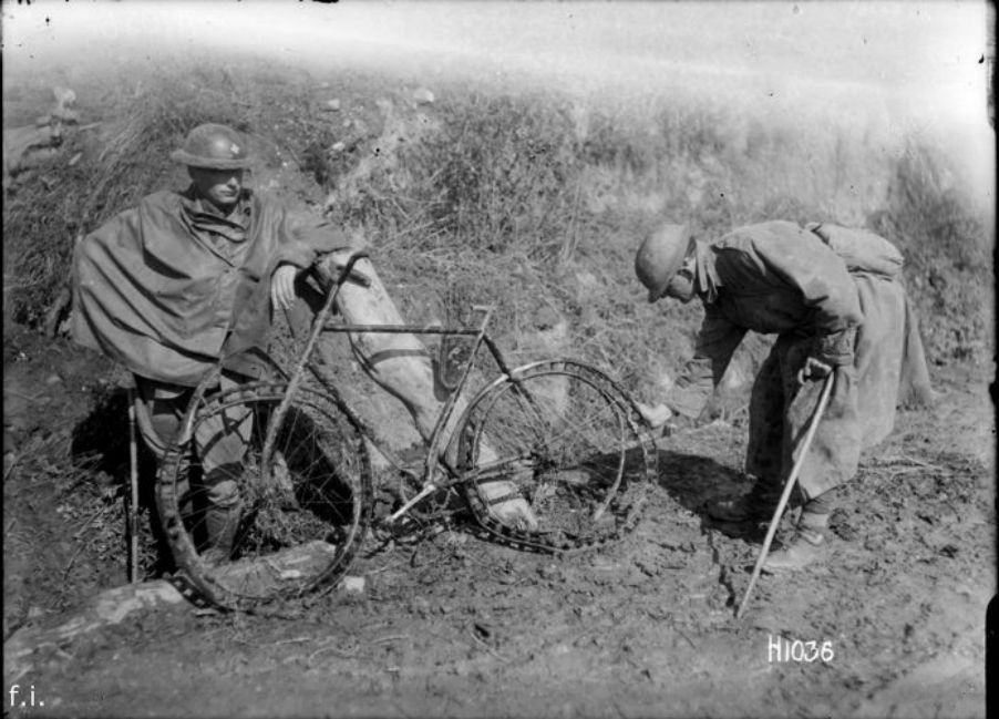 Трофейный герман.велосипед у британцев_1918г.JPG