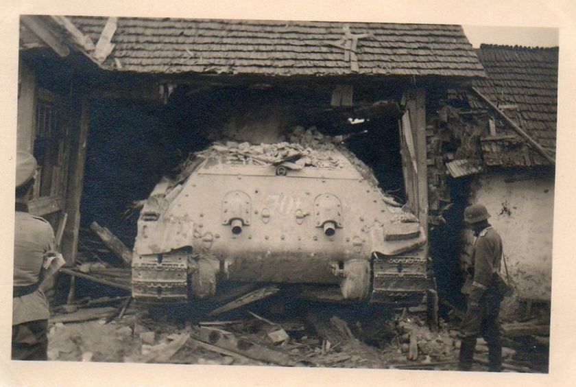 найи_т-34-76 и хата.JPG