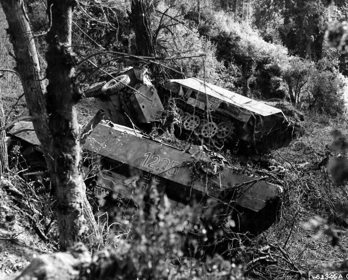 найи_Sd.Kfz.251_Ausf.D_Near_Gavray_France.1.08.1944.jpg