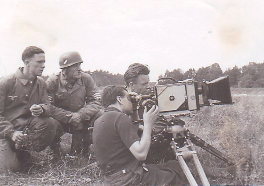 Военные корреспонденты времен великой отечественной войны. Фотоаппарат военного корреспондента второй мировой Leica. Военные корреспонденты 2 мировой. Военный журналист.