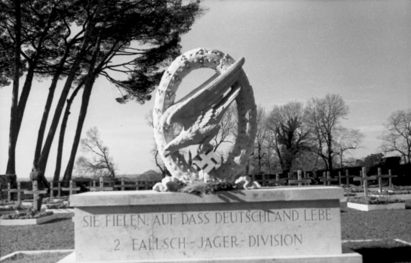 Bundesarchiv_Bild_101I-574-1797-18,_Italien,_Friedhof_der_2._Fallschirmjäger-Division.jpg