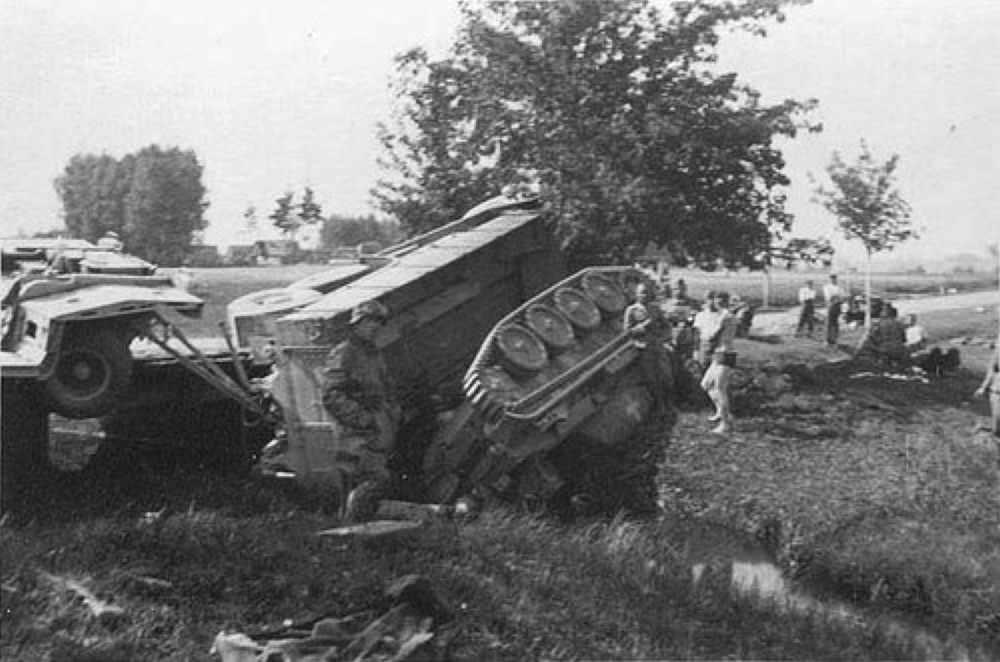найи_FAUN,перевозивший в кузове танк Pz.Kpfw. II Ausf. D.jpg