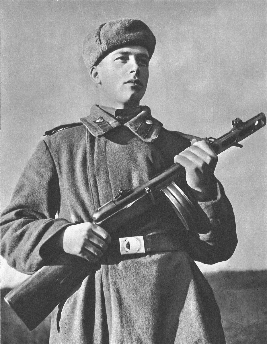 Великая Отечественная война 1941-1945 солдат в шинели
