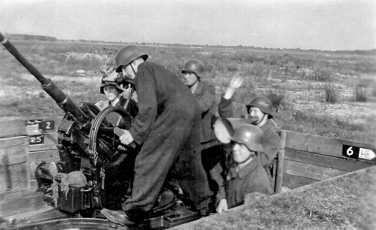 Luftwaffenhelfer_im_Einsatz_an_der_2-cm-Flak_38.jpg