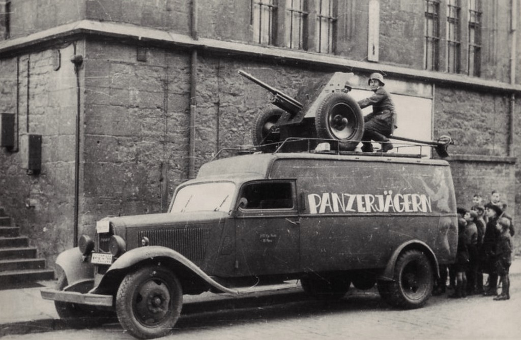 Импровизированный -истребитель танков- с пушкой Pak 35 36..jpg