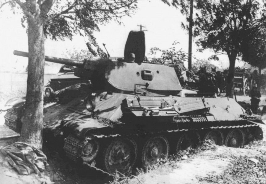най_т-34-76 и дерево_р-н г.Радехов.JPG