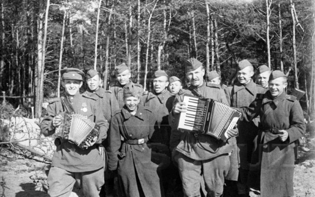 Песни написанные в 1945 году. Солдат с гармонью 1941-1945. ВОВ гармонист на фронте. Гармонь на фронте.