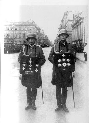 Reinhard Heydrich ordenskissen at his funeral1.jpg