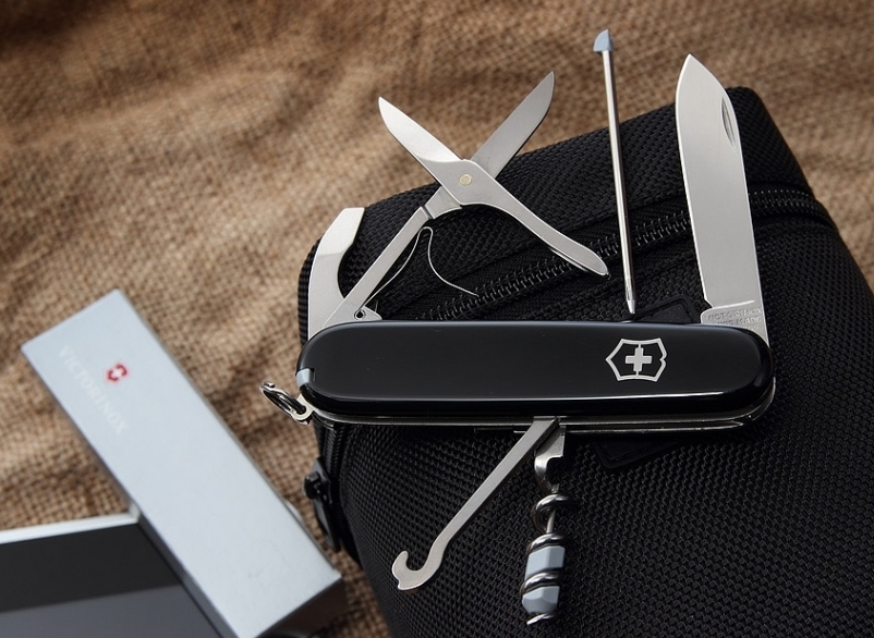 Victorinox 1.3405.3 Compact чёрный.jpg