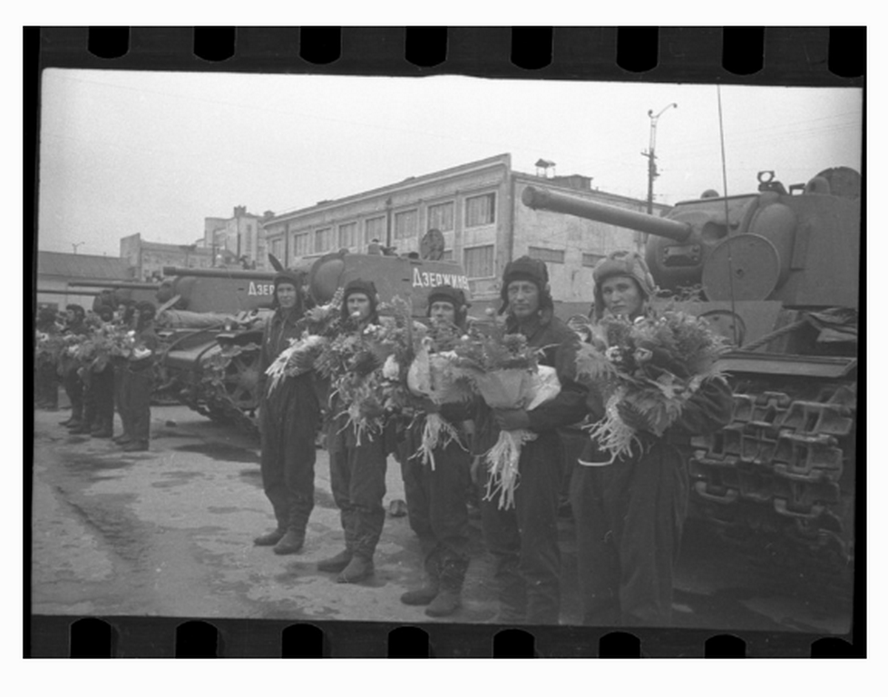 0_КВ-1_..Дзержинец - Танкисты у переданных им танков Дзер. р-ном Москвы.png