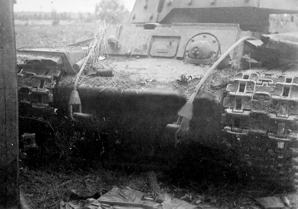КВ-1э из 87-го отб 11-й А подбитый в д. Васильевщина Новгородской обл00.jpg