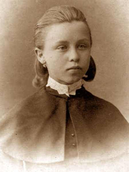 Римма Иванова в возрасте 15лет.jpg