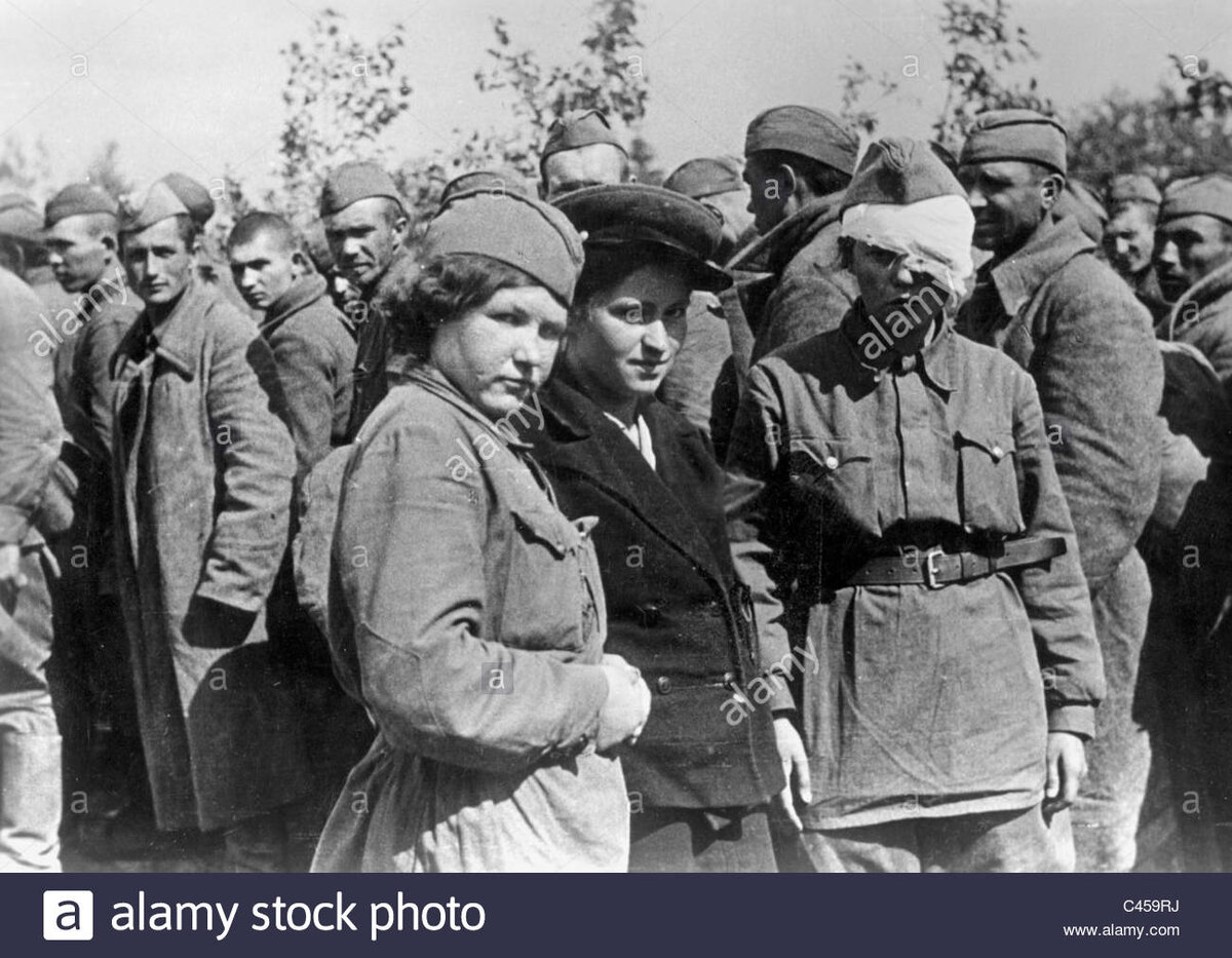 female-soviet-prisoners-of-war-on-the-eastern-front-1941-C459RJ.jpg