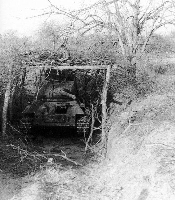 ДОТ_Т-34-85_ангольский-трофей армии ЮАР_1981г.jpg