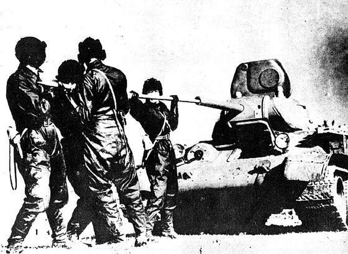 Советские танкисты_банят ствол Т-3476.jpg