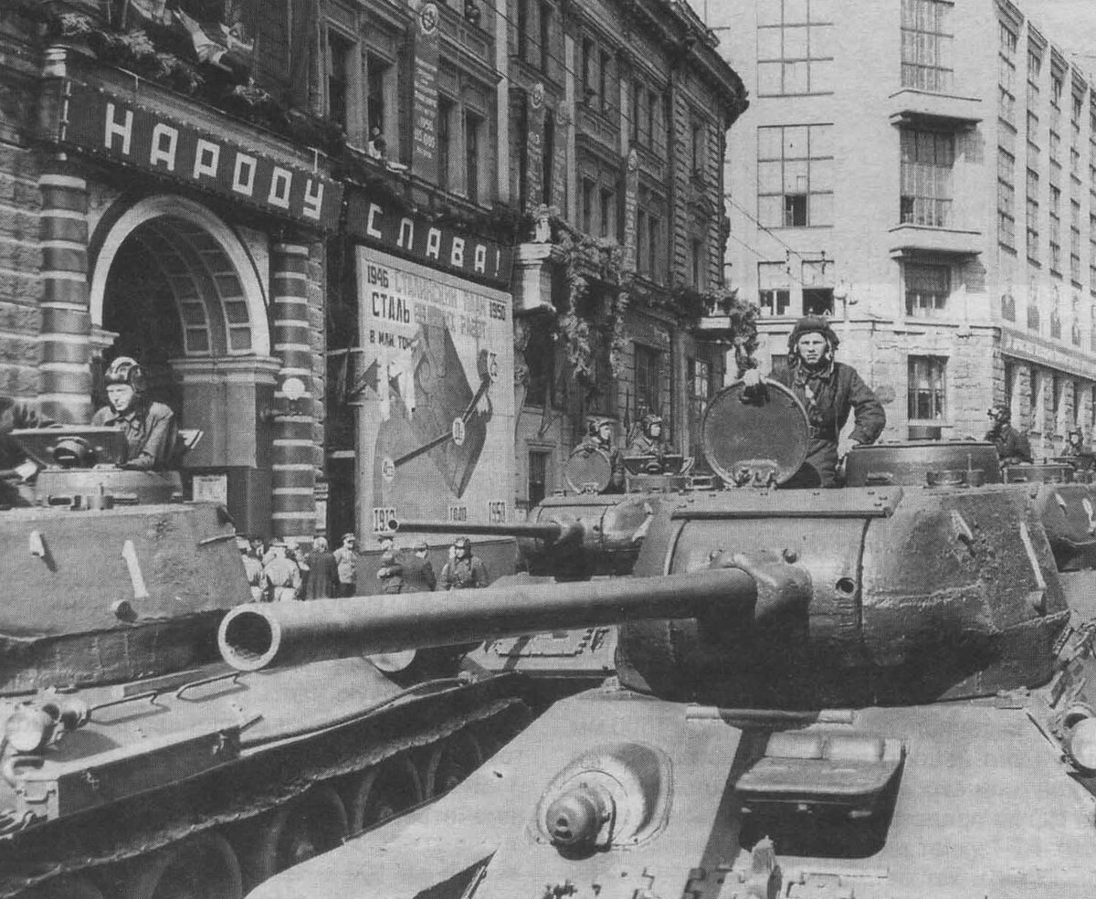 0_Т-34 85_ огнемётн_парадъ_1.05.1946г.jpg