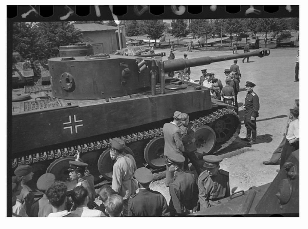 Захватили немецкий танк. Танк тигр 1943. Первый трофейный танк тигр. Советский трофейный танк тигр. Трофейный танк тигр 1.