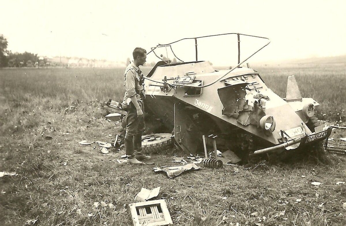 0_Sd. Kfz. 223..Jonny..уничтожен.jpg