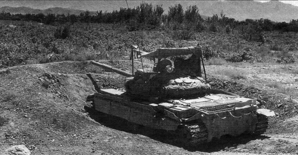0_Т-62М в окопе на одном из блокпостов 40-й А_Афган.jpg