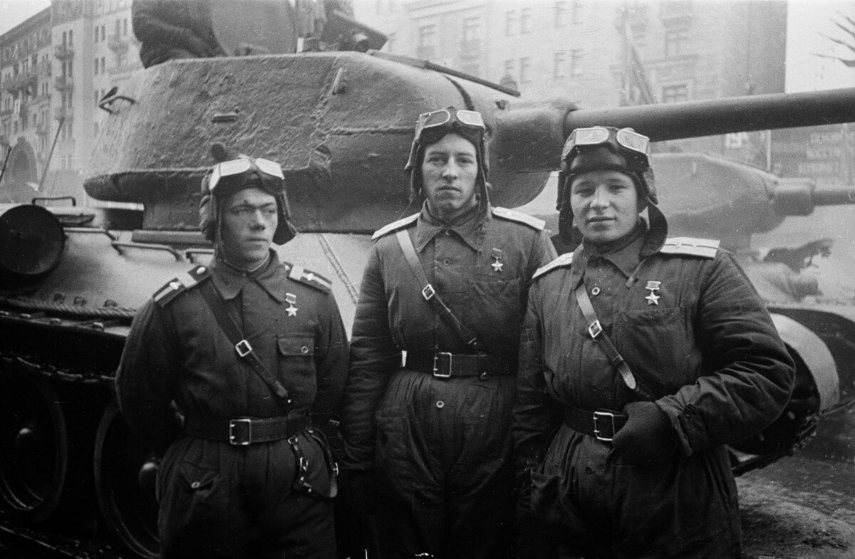 0_ОТ-3485_танкисты Г С С перед ноябрьским парадом в Москве.jpg