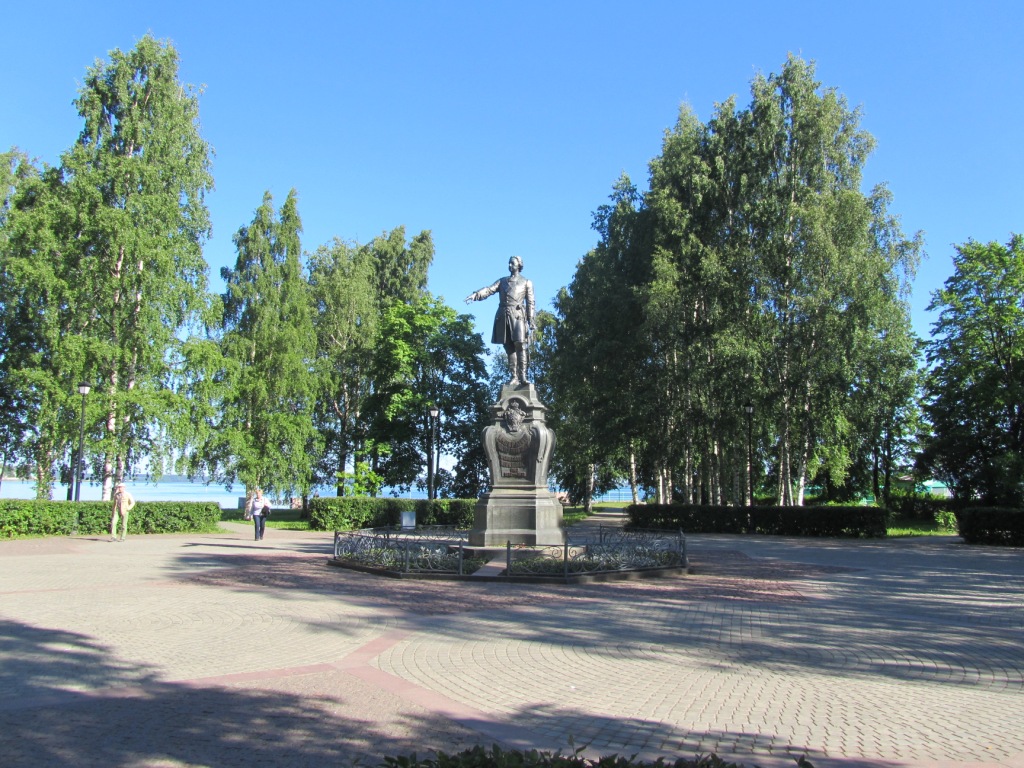 32 Петрозаводск памятник Петру.jpg
