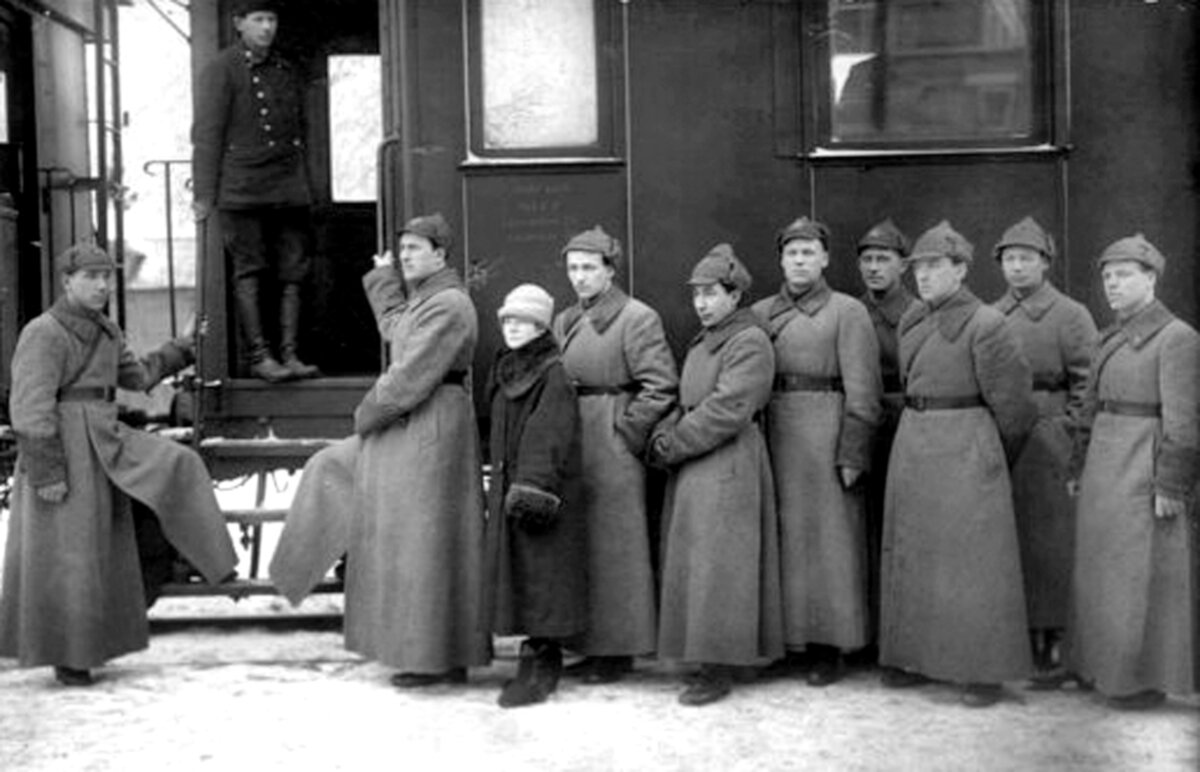 pogranichniki-pered-osmotrom-passajhirskogo-vagona.jpg