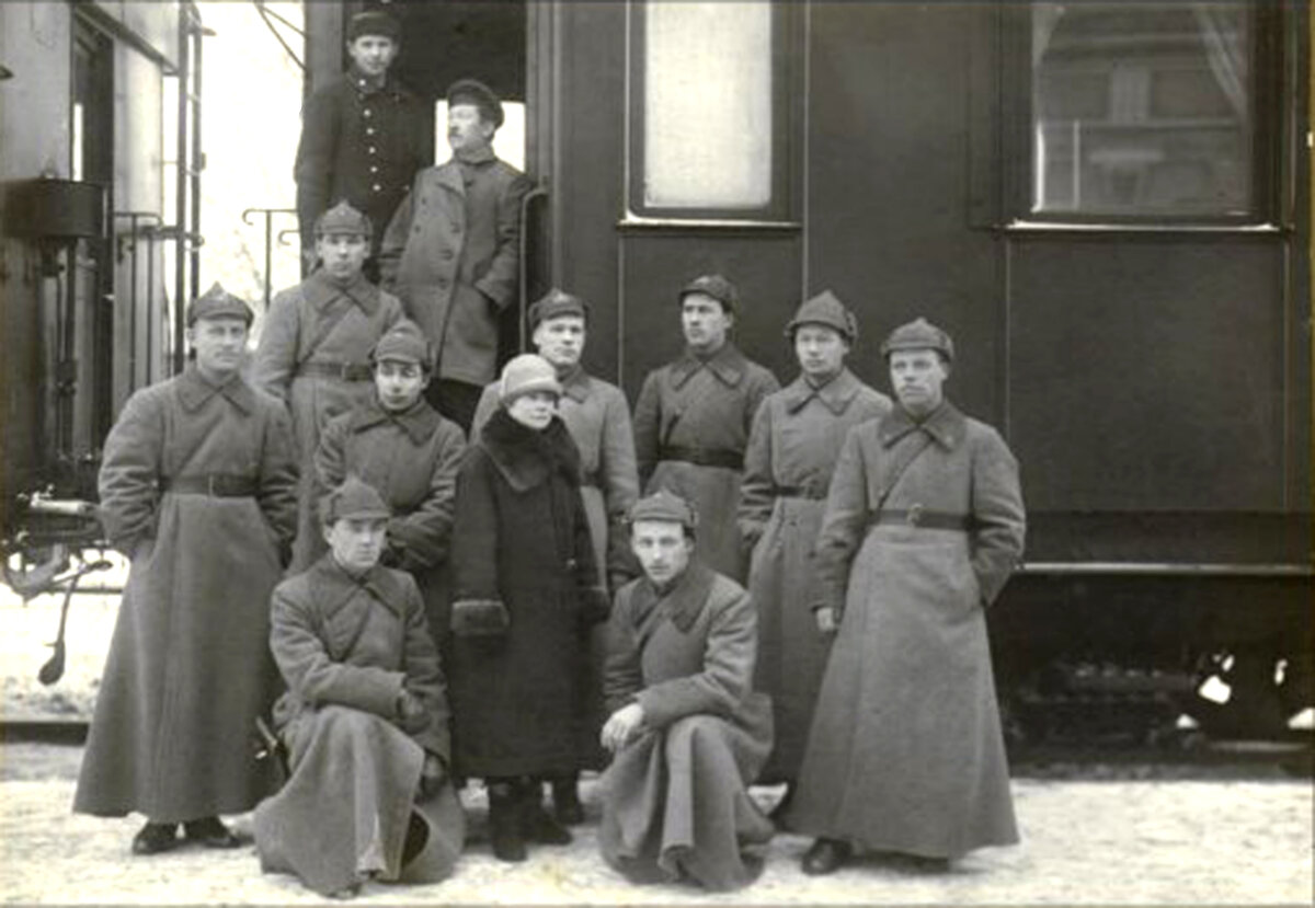 pogranichniki-pered-osmotrom-passajhirskogo-vagona-2.jpg