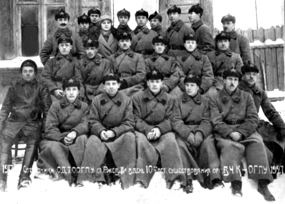 1927-god-sotrudniki-od-too-gpu-st-rjhev-ii-v-den-10-letiya-organov-vchk-ogpu.jpg