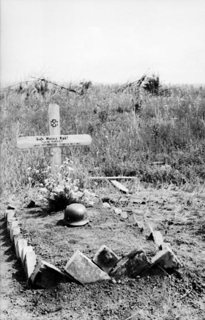 Bundesarchiv_Bild_101I-022-2948-19,_Russland,_Unternehmen_-Zitadelle-._Soldatengrab.jpg