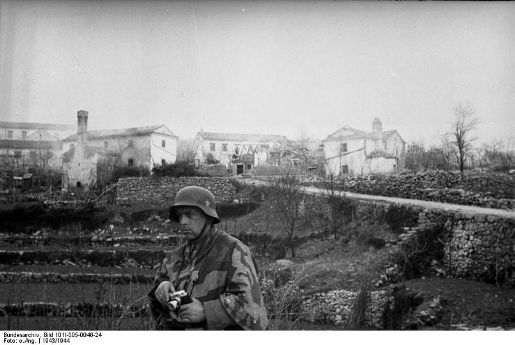 Bundesarchiv_Bild_101I-005-0046-24,_Jugoslawien,_Polizeieinsatz.jpg